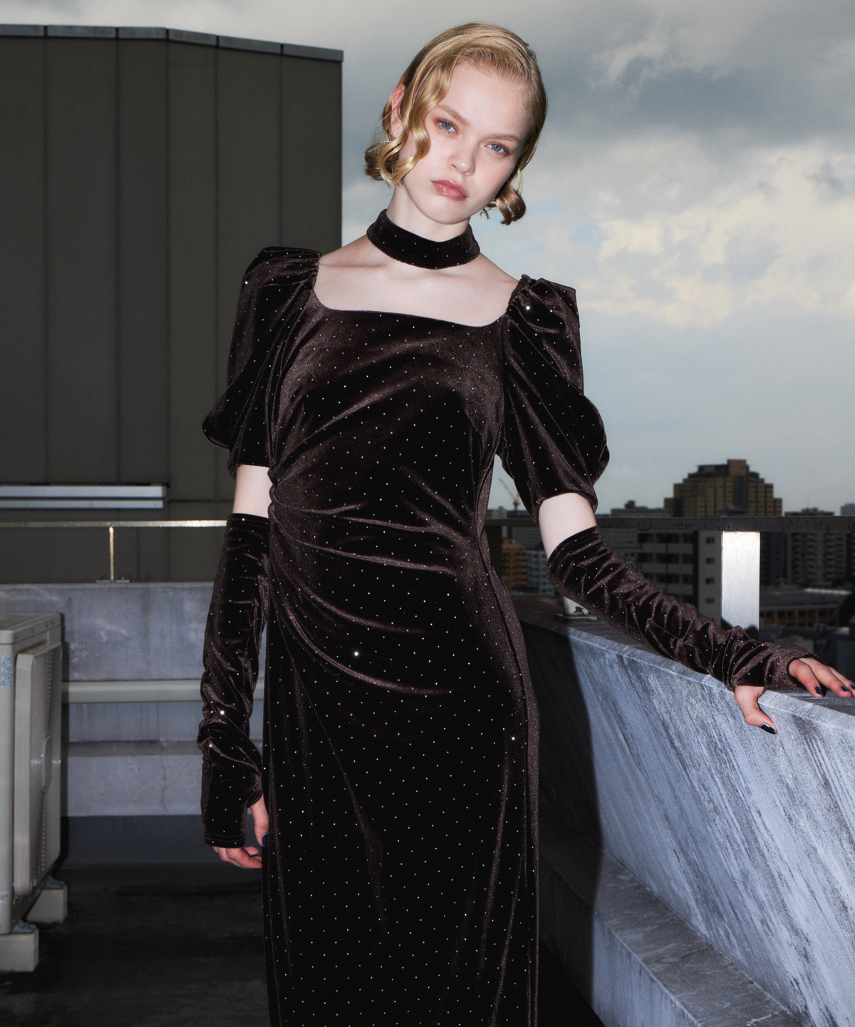 GRINT VELOUR DRESS ダークブラウン 正面アップ着用ポーズ
