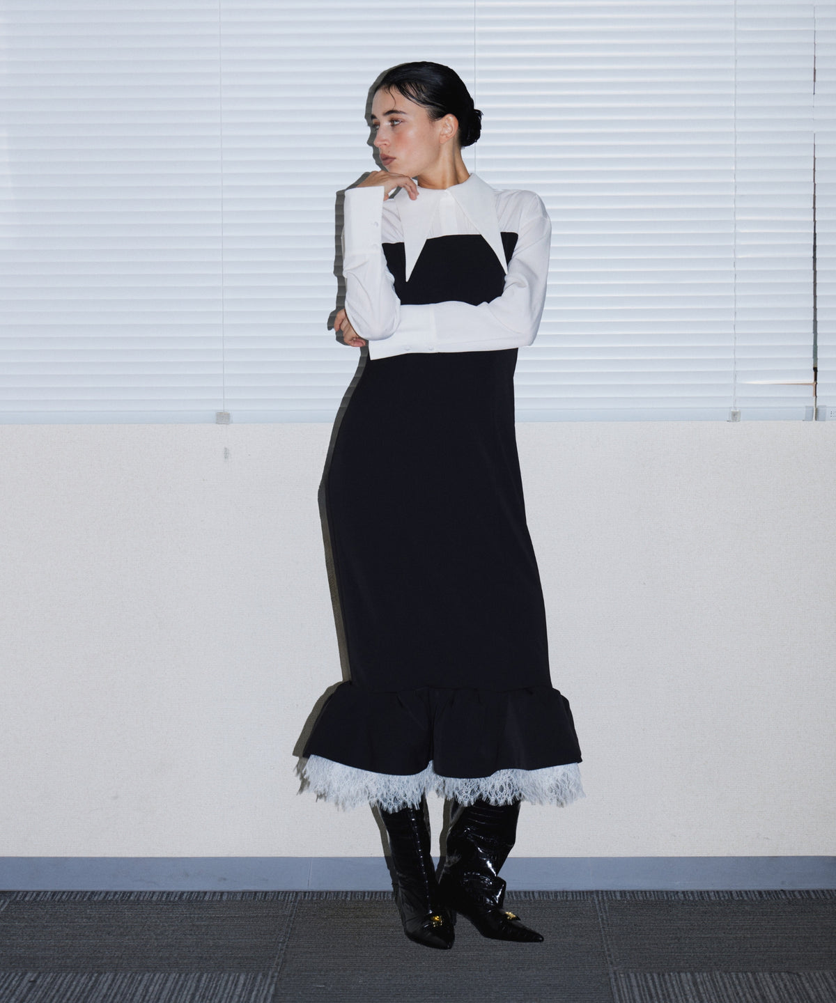 TAILORED FRILL DRESS ブラック 正面着用全身ポーズ
