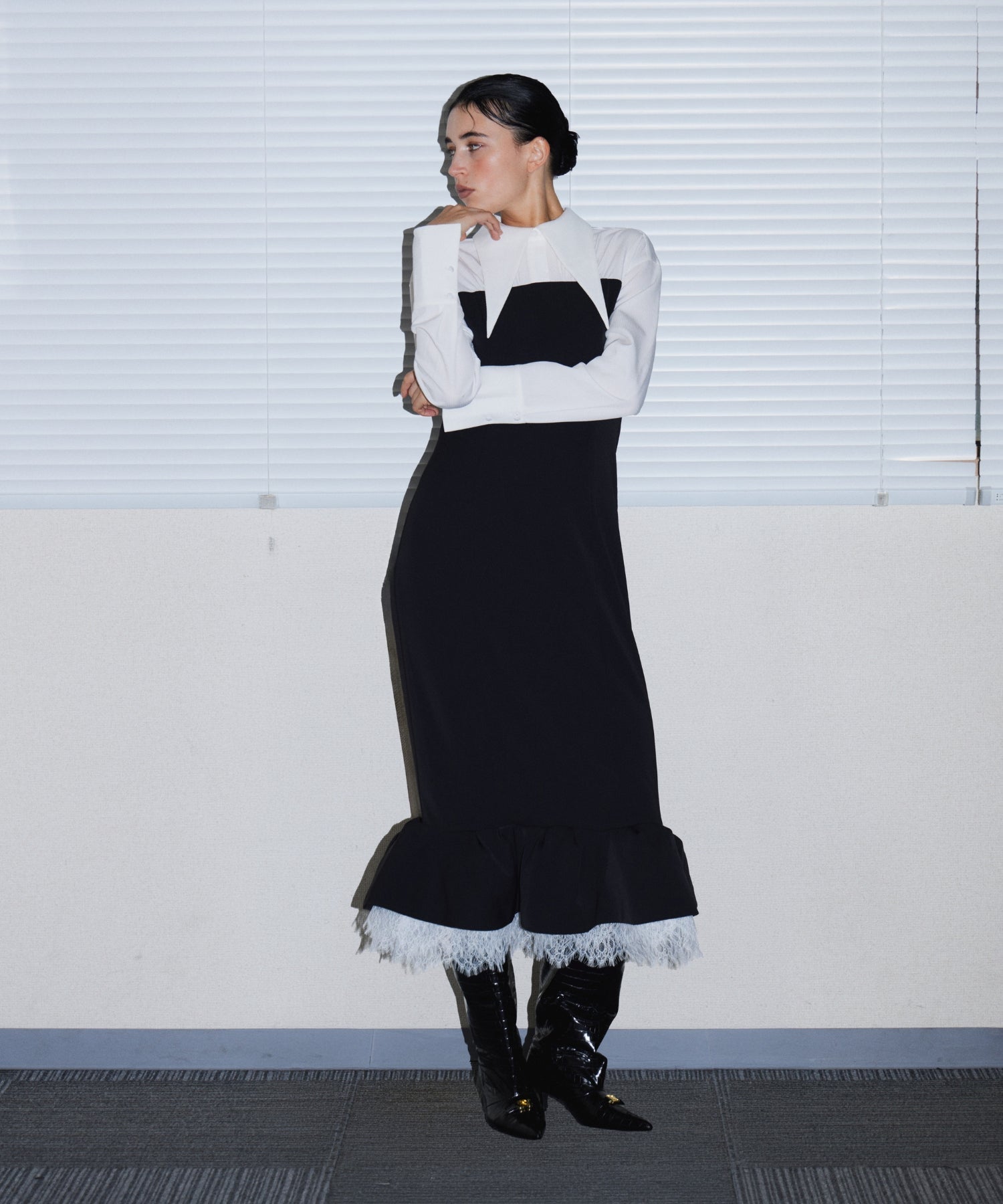 TAILORED FRILL DRESS ブラック 正面着用全身ポーズ