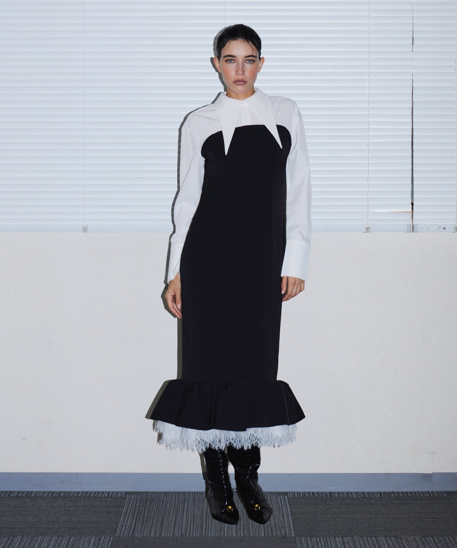 TAILORED FRILL DRESS ブラック 正面着用全身ポーズ
