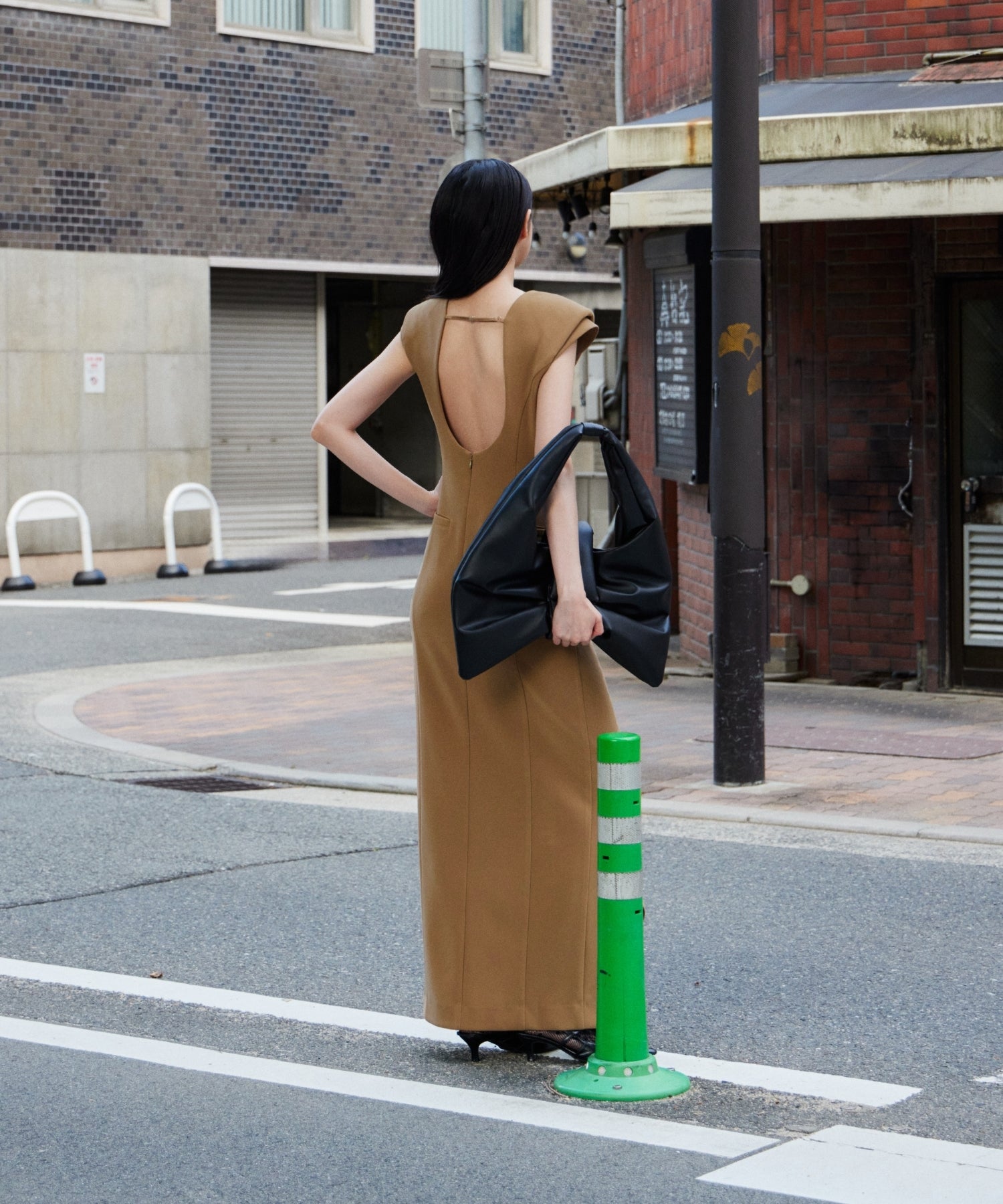 BACK OPEN FORM DRESS