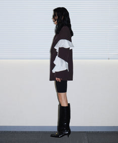 FRILL PEAKED LAPEL JACKET ブラウン 横向き全身