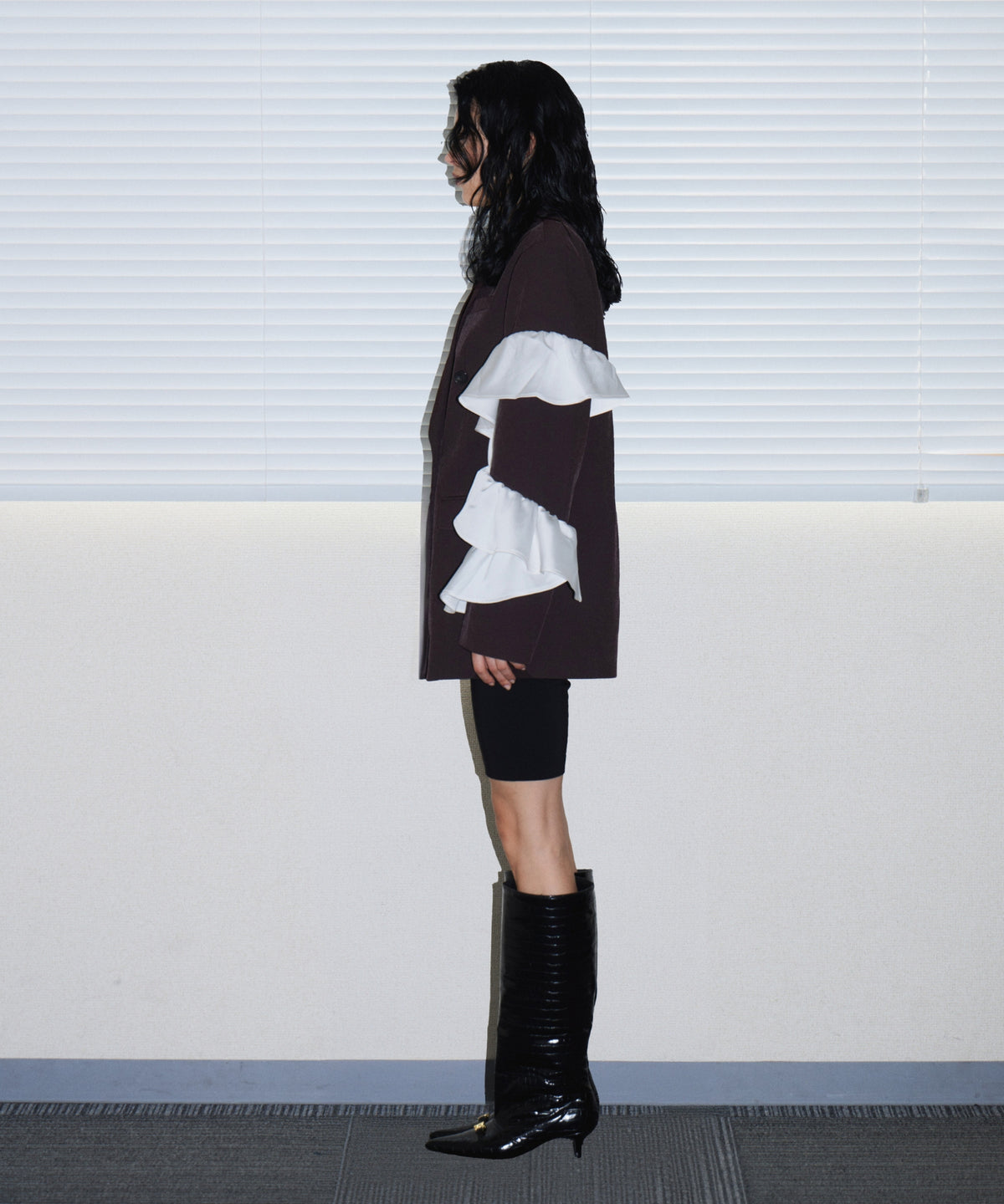 FRILL PEAKED LAPEL JACKET ブラウン 横向き全身