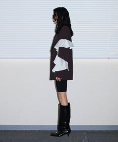 FRILL PEAKED LAPEL JACKET ブラウン 横向き全身
