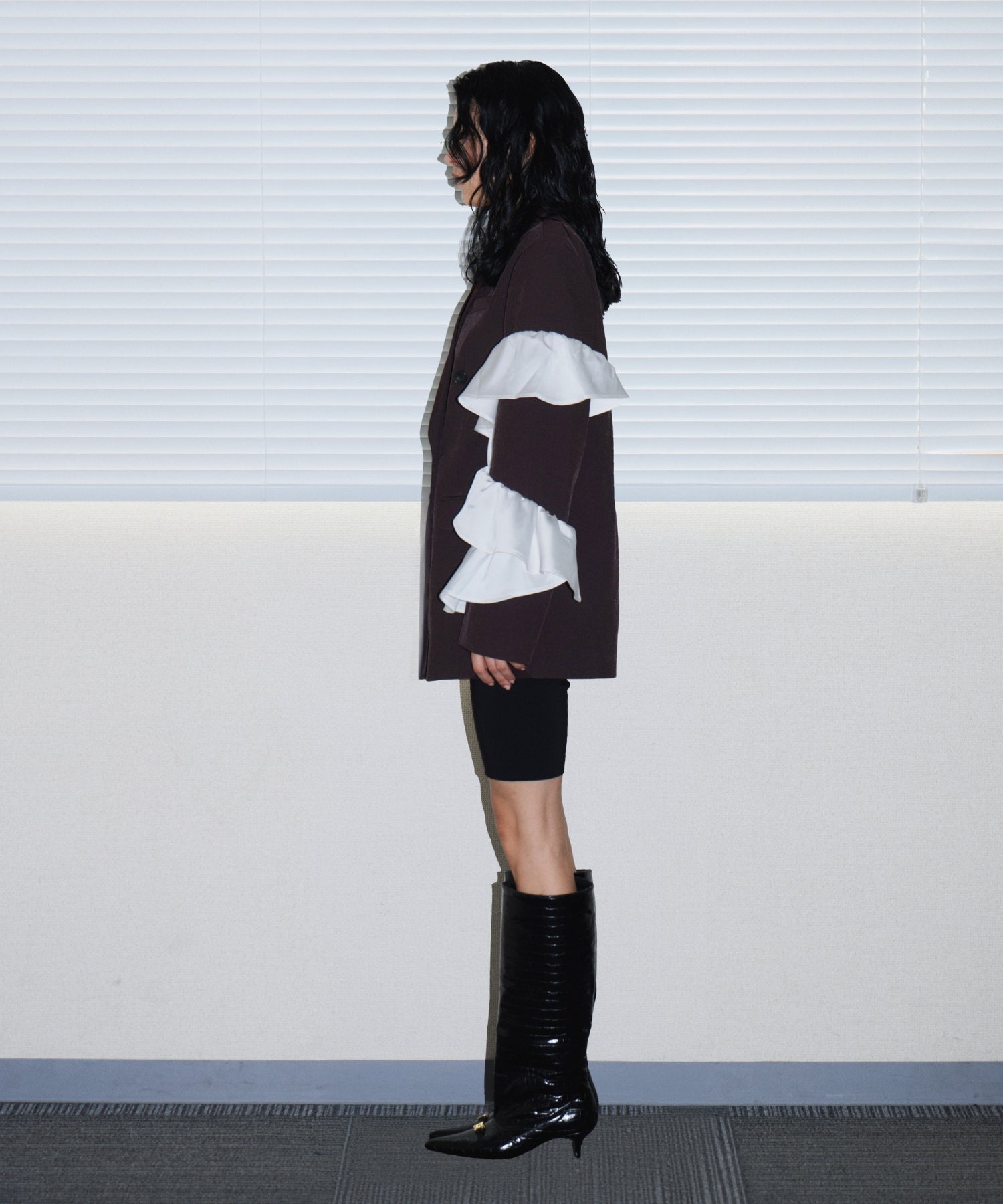 FRILL PEAKED LAPEL JACKET ブラウン 横向き全身