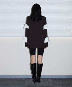 FRILL PEAKED LAPEL JACKET ブラウン 背面全身