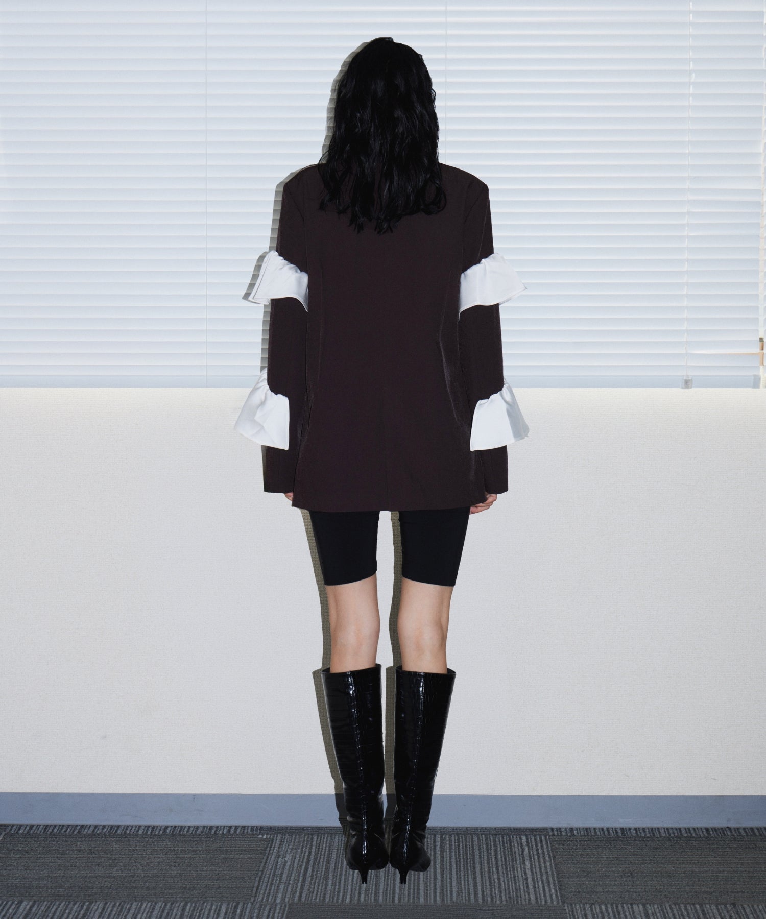 FRILL PEAKED LAPEL JACKET ブラウン 背面全身