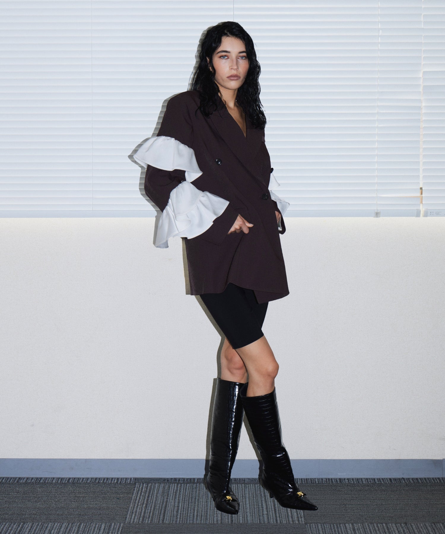 FRILL PEAKED LAPEL JACKET ブラウン 正面全身ポーズ