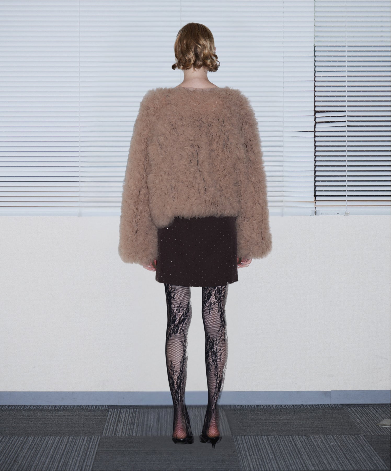 VOLUME TULLE JACKET  ベージュ 背面全身