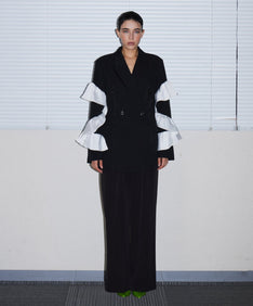FRILL PEAKED LAPEL JACKET ブラック 正面全身