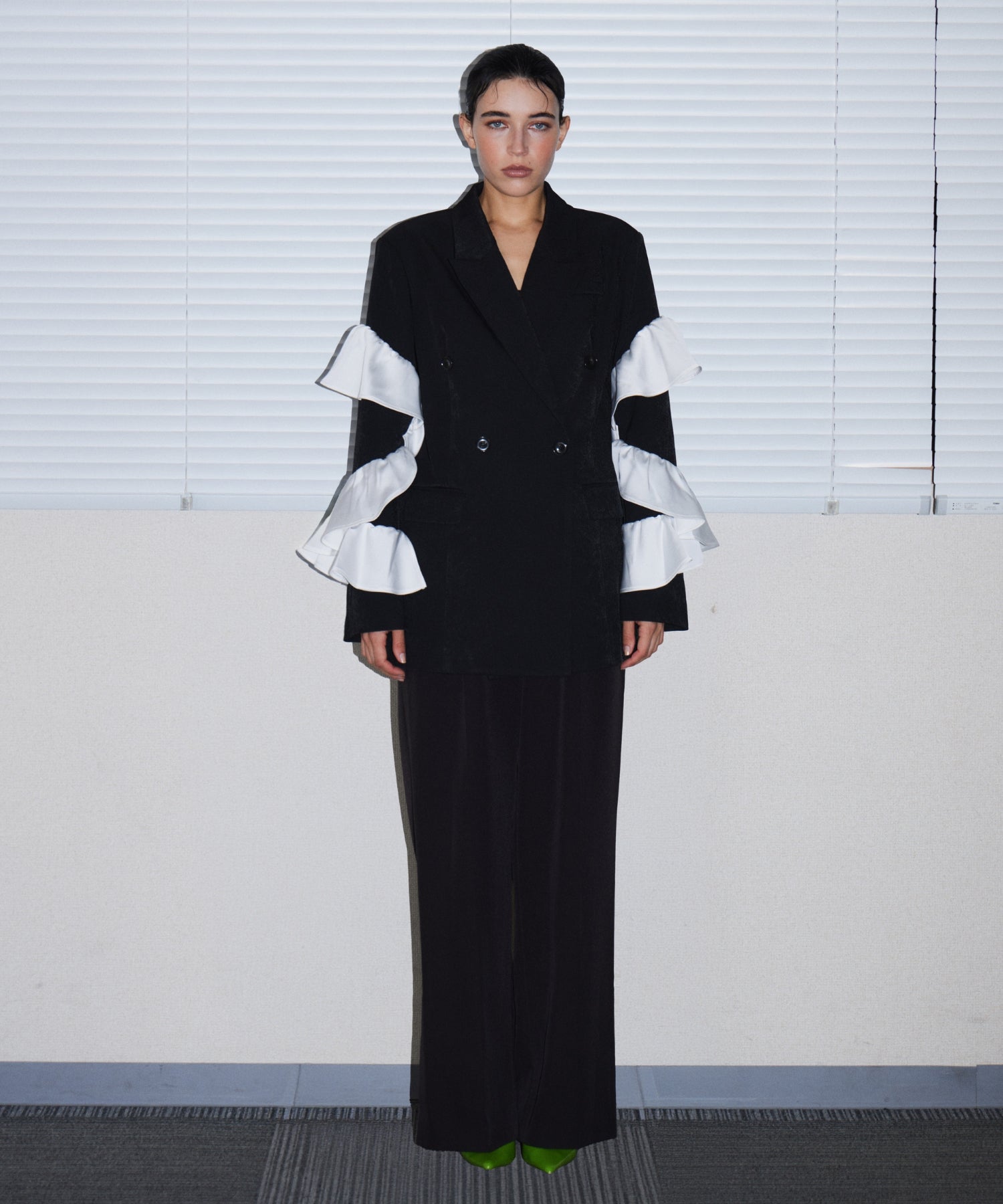FRILL PEAKED LAPEL JACKET ブラック 正面全身
