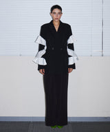 FRILL PEAKED LAPEL JACKET ブラック 正面全身