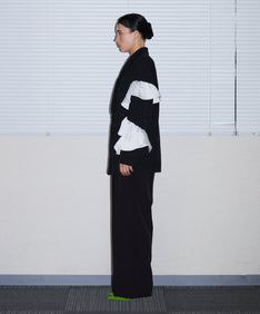 FRILL PEAKED LAPEL JACKET ブラック 横向き全身