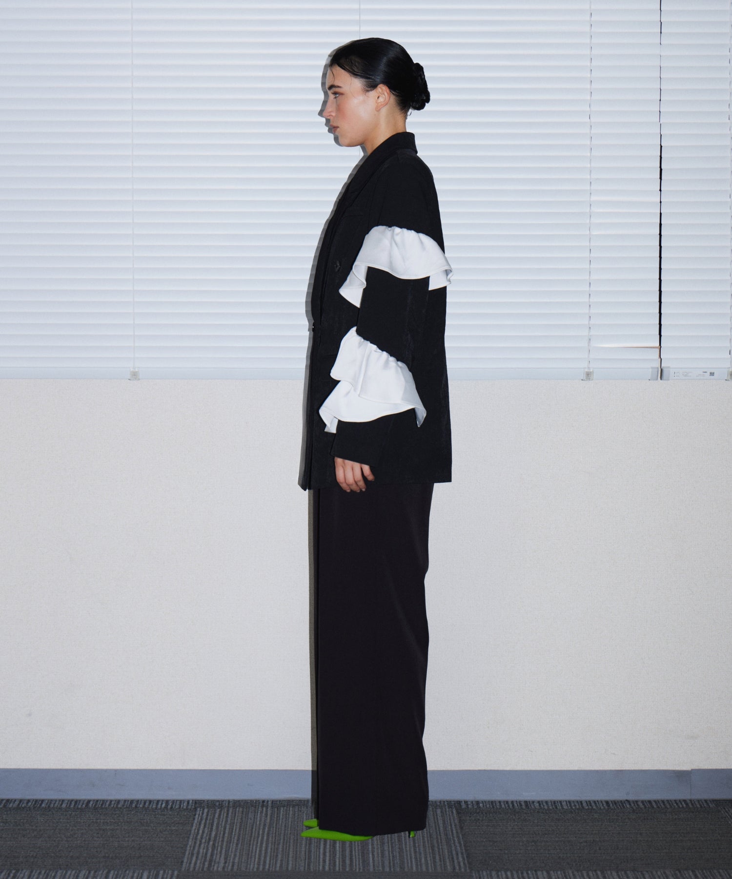FRILL PEAKED LAPEL JACKET ブラック 横向き全身