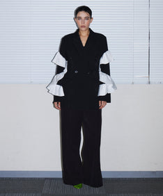 FRILL PEAKED LAPEL JACKET ブラック 正面全身ポーズ
