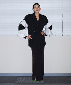 FRILL PEAKED LAPEL JACKET ブラック 正面全身ポーズ