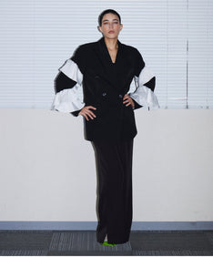 FRILL PEAKED LAPEL JACKET ブラック 正面全身ポーズ