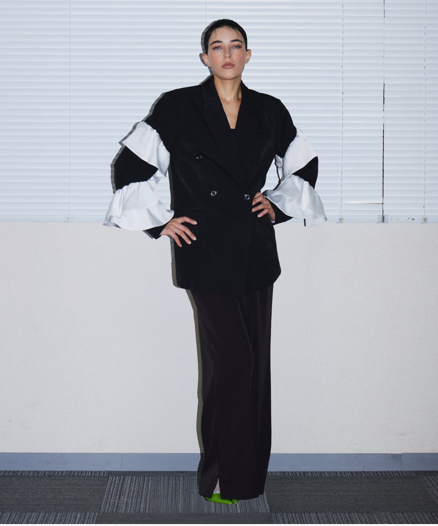 FRILL PEAKED LAPEL JACKET ブラック 正面全身ポーズ