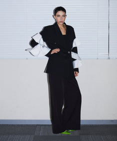 FRILL PEAKED LAPEL JACKET ブラック 正面全身ポーズ