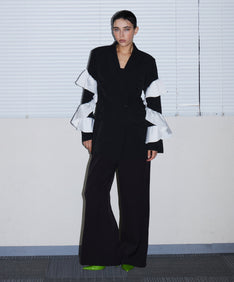 FRILL PEAKED LAPEL JACKET ブラック 正面全身ポーズ