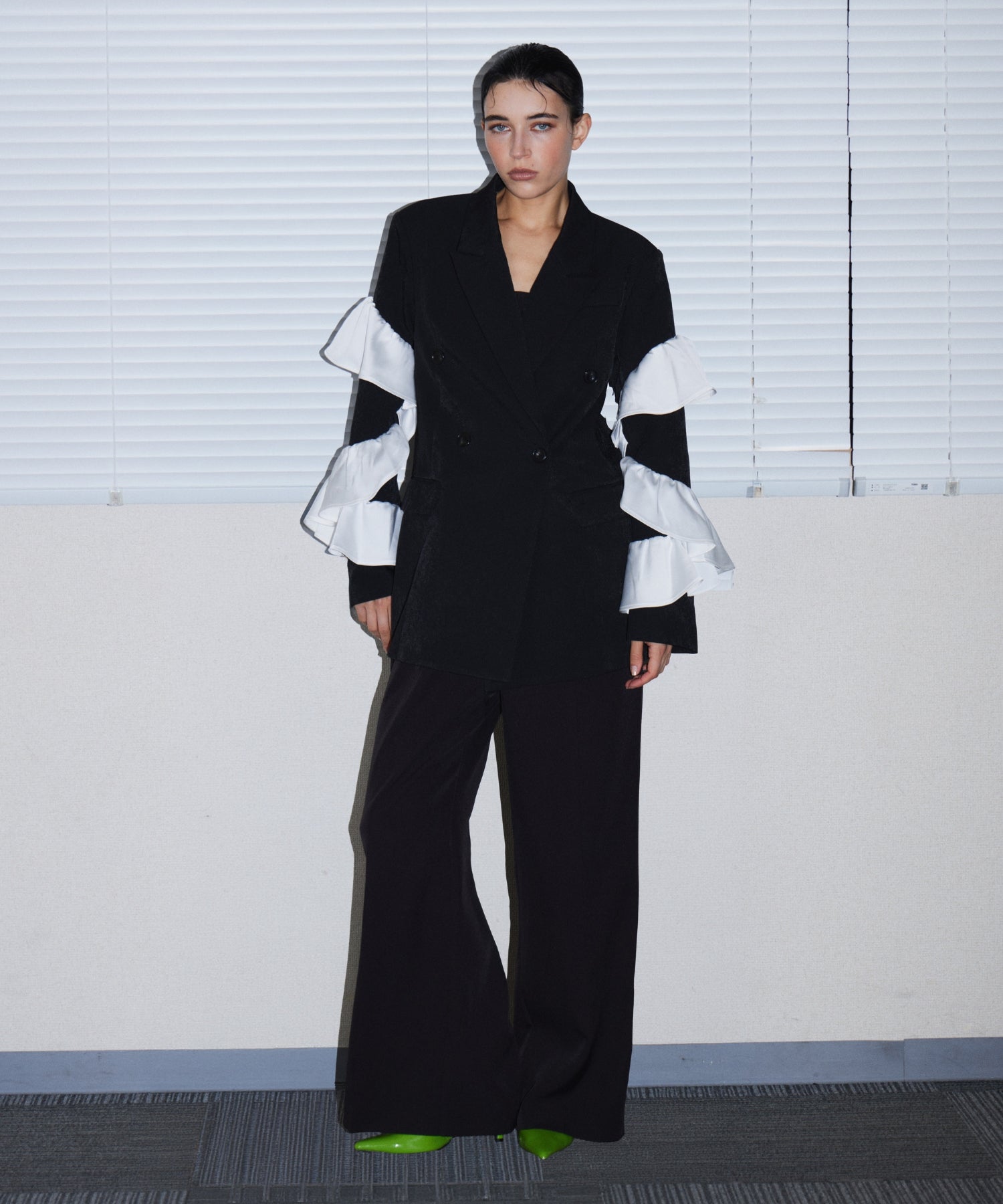 FRILL PEAKED LAPEL JACKET ブラック 正面全身ポーズ