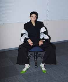 FRILL PEAKED LAPEL JACKET ブラック 座りポーズ