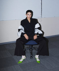 FRILL PEAKED LAPEL JACKET ブラック 座りポーズ