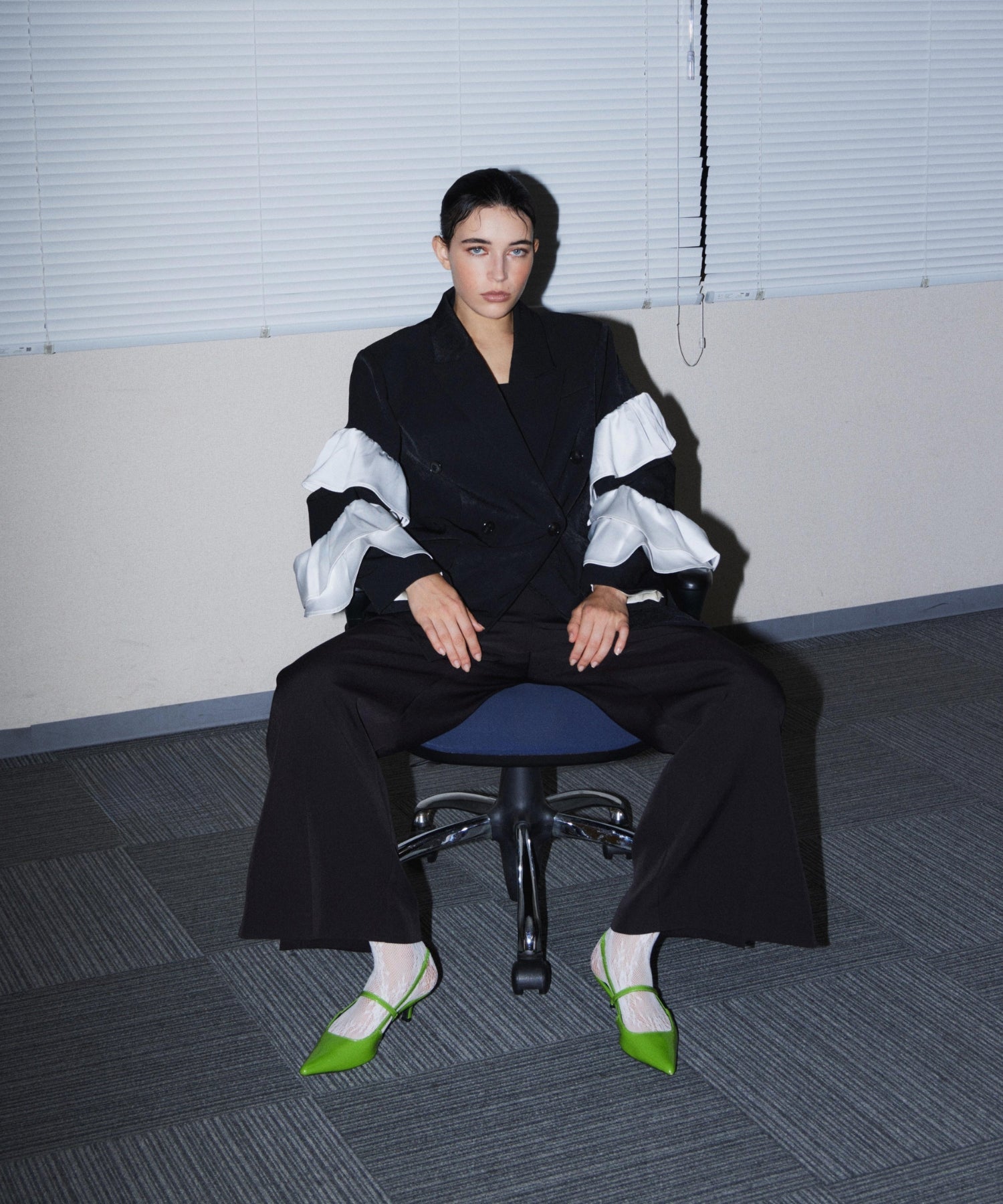 FRILL PEAKED LAPEL JACKET ブラック 座りポーズ