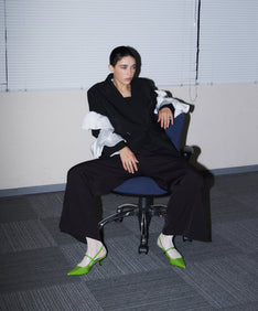FRILL PEAKED LAPEL JACKET ブラック 座りポーズ