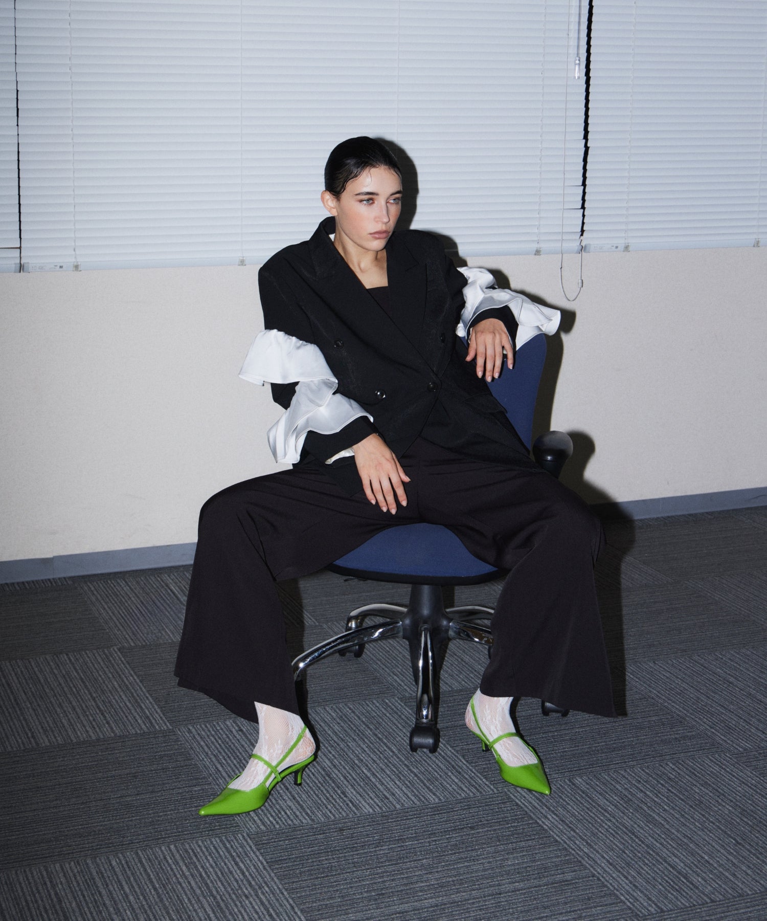 FRILL PEAKED LAPEL JACKET ブラック 座りポーズ
