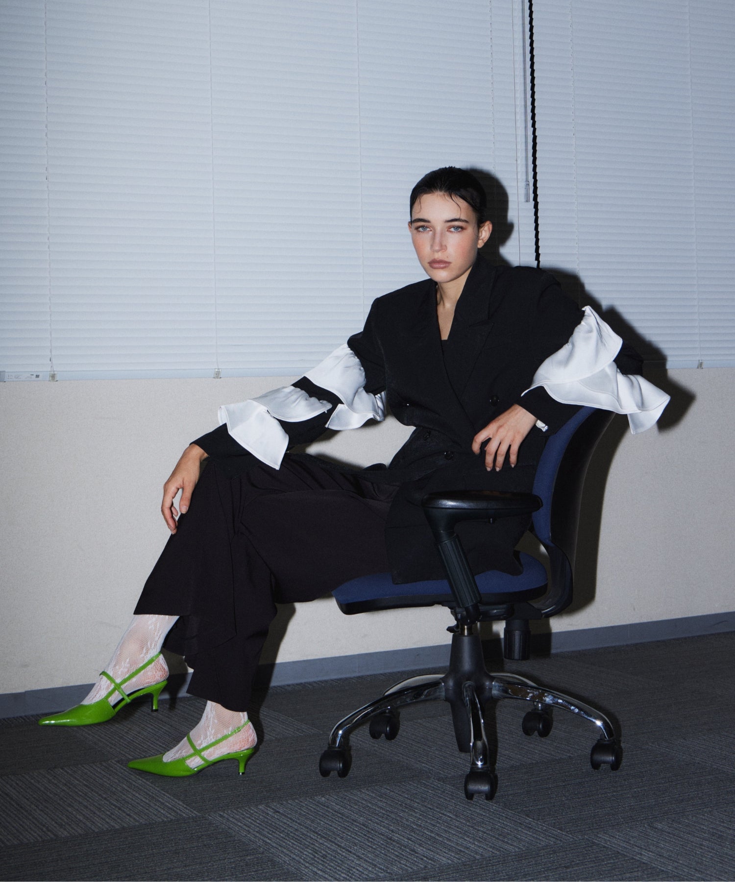 FRILL PEAKED LAPEL JACKET ブラック 座りポーズ