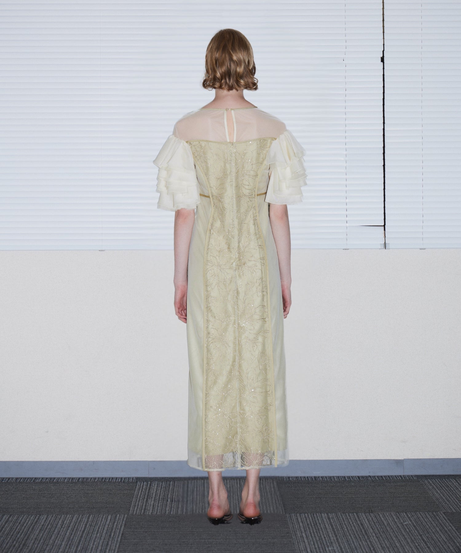 SPANGLE RUFFLE DRESS イエロー 背面全身