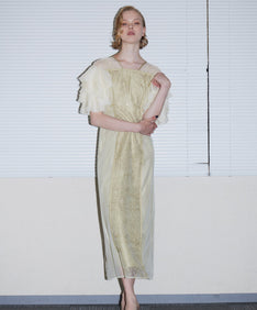 SPANGLE RUFFLE DRESS イエロー 正面アップポーズ