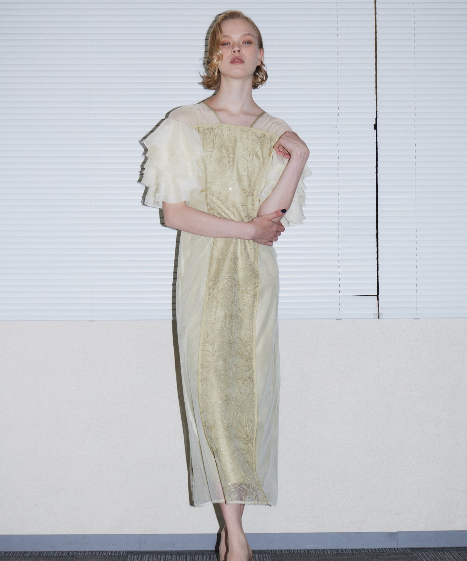 SPANGLE RUFFLE DRESS イエロー 正面アップポーズ