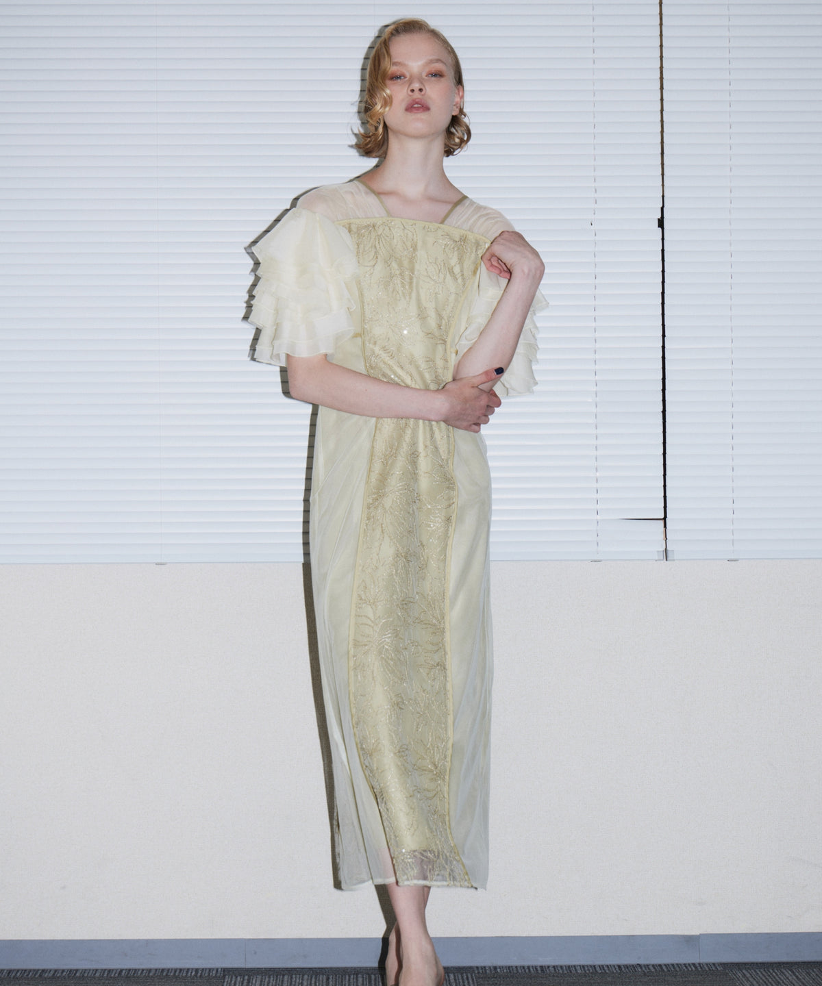 SPANGLE RUFFLE DRESS イエロー 正面アップポーズ