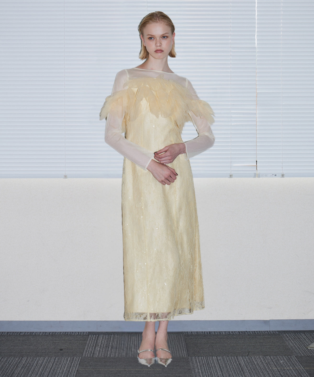TULLE SPARKLE DRESS イエロー 正面全身ポーズ