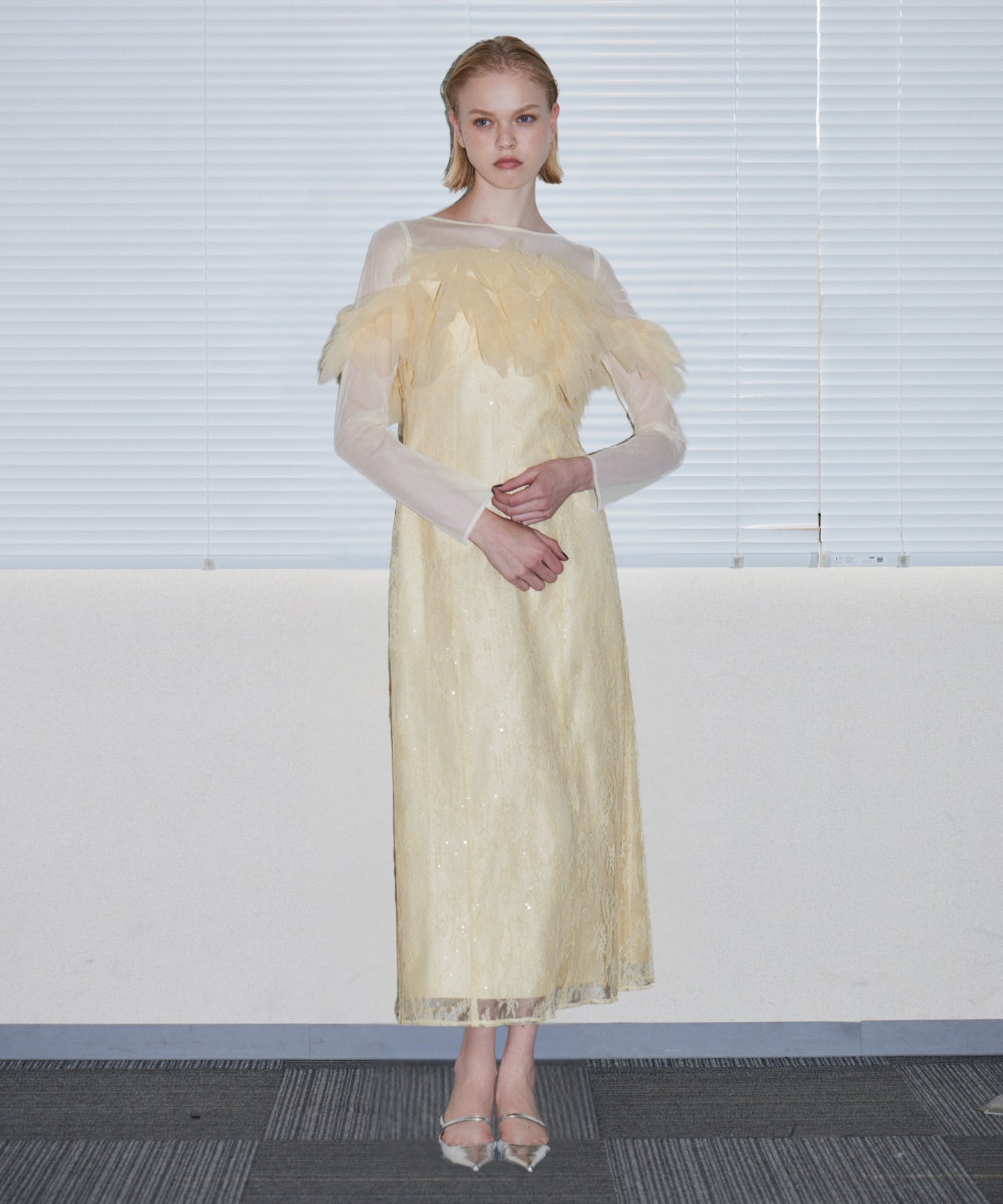 TULLE SPARKLE DRESS イエロー 正面全身ポーズ