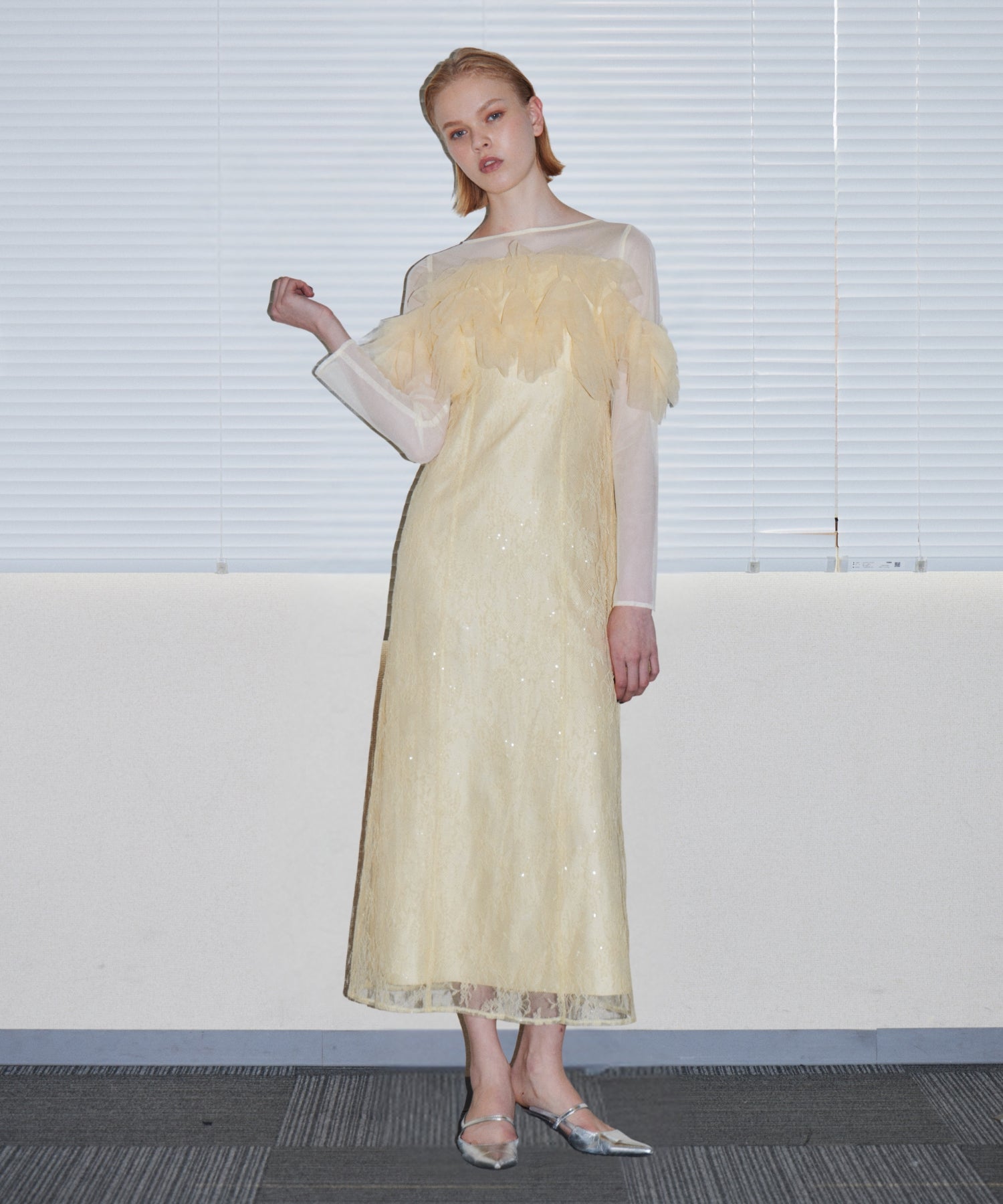 TULLE SPARKLE DRESS イエロー 正面全身ポーズ