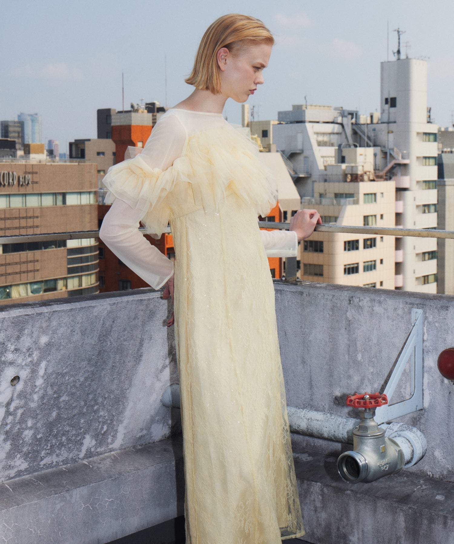 TULLE SPARKLE DRESS イエロー 横向きアップポーズ