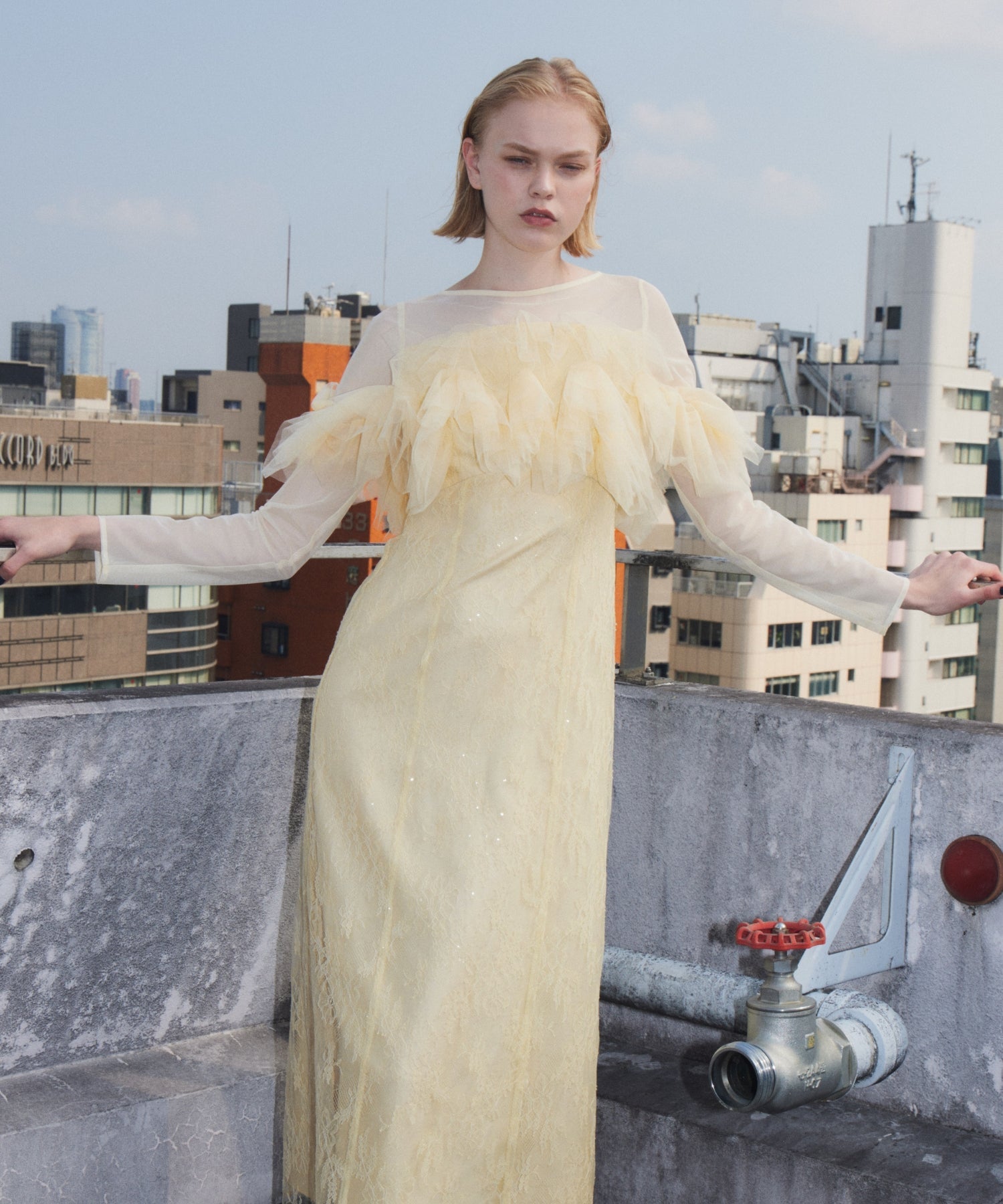 TULLE SPARKLE DRESS イエロー 正面アップポーズ