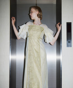 SPANGLE RUFFLE DRESS イエロー 正面アップポーズ