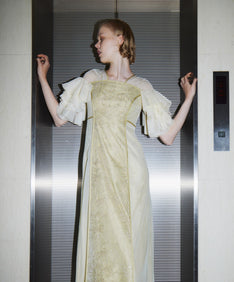 SPANGLE RUFFLE DRESS イエロー 正面アップポーズ