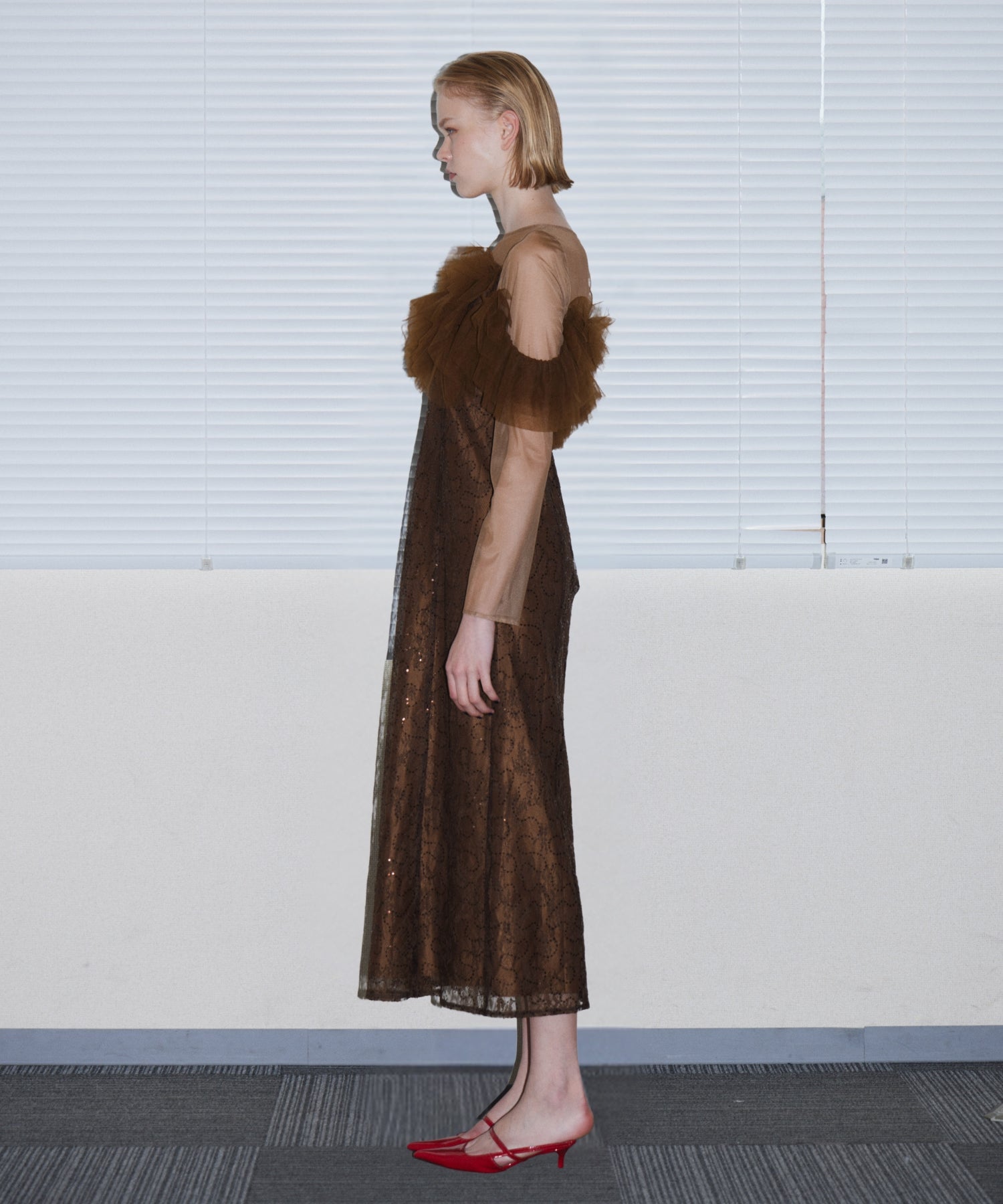 TULLE SPARKLE DRESS ブラウン 横向き全身