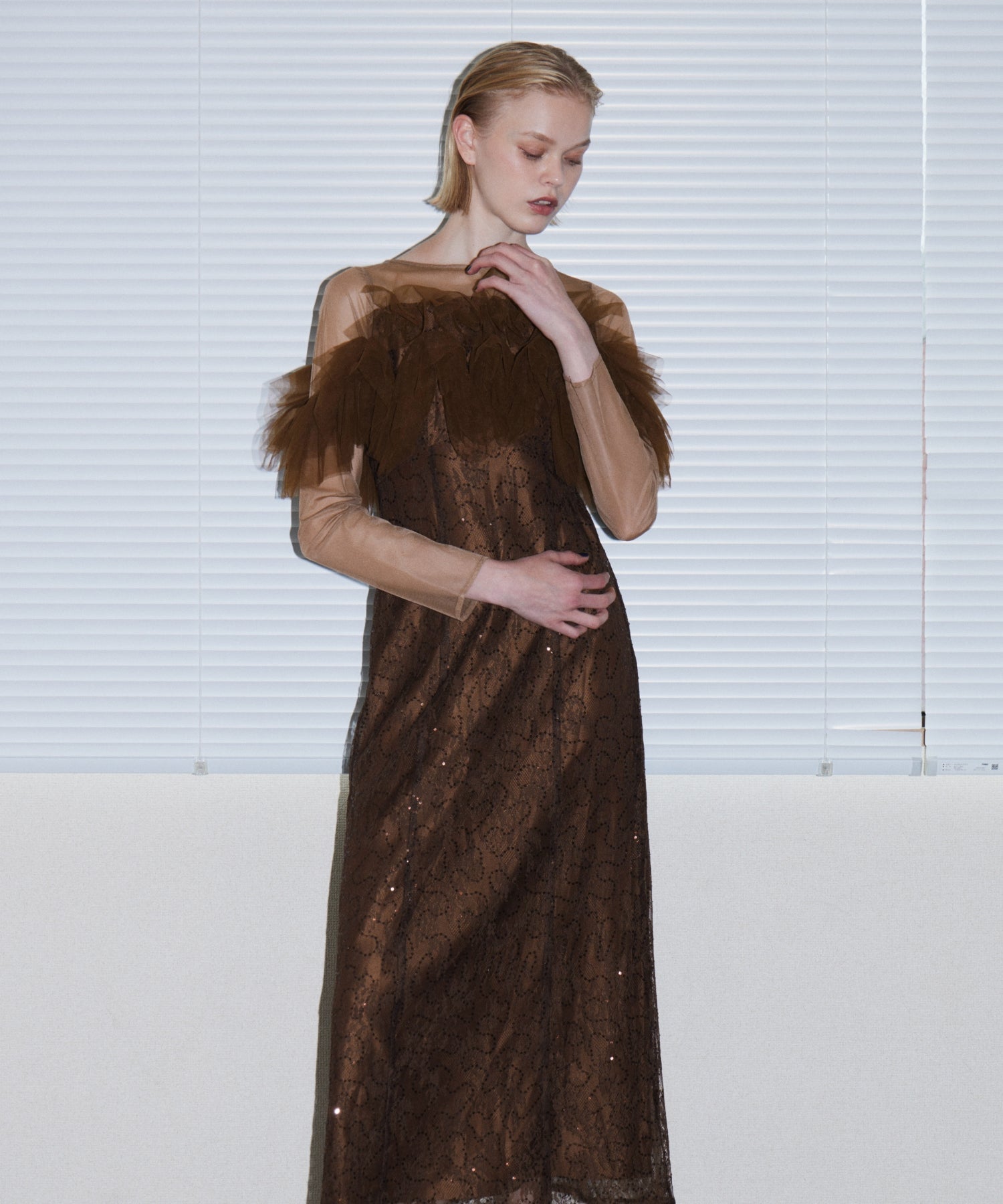 TULLE SPARKLE DRESS ブラウン 正面アップポーズ