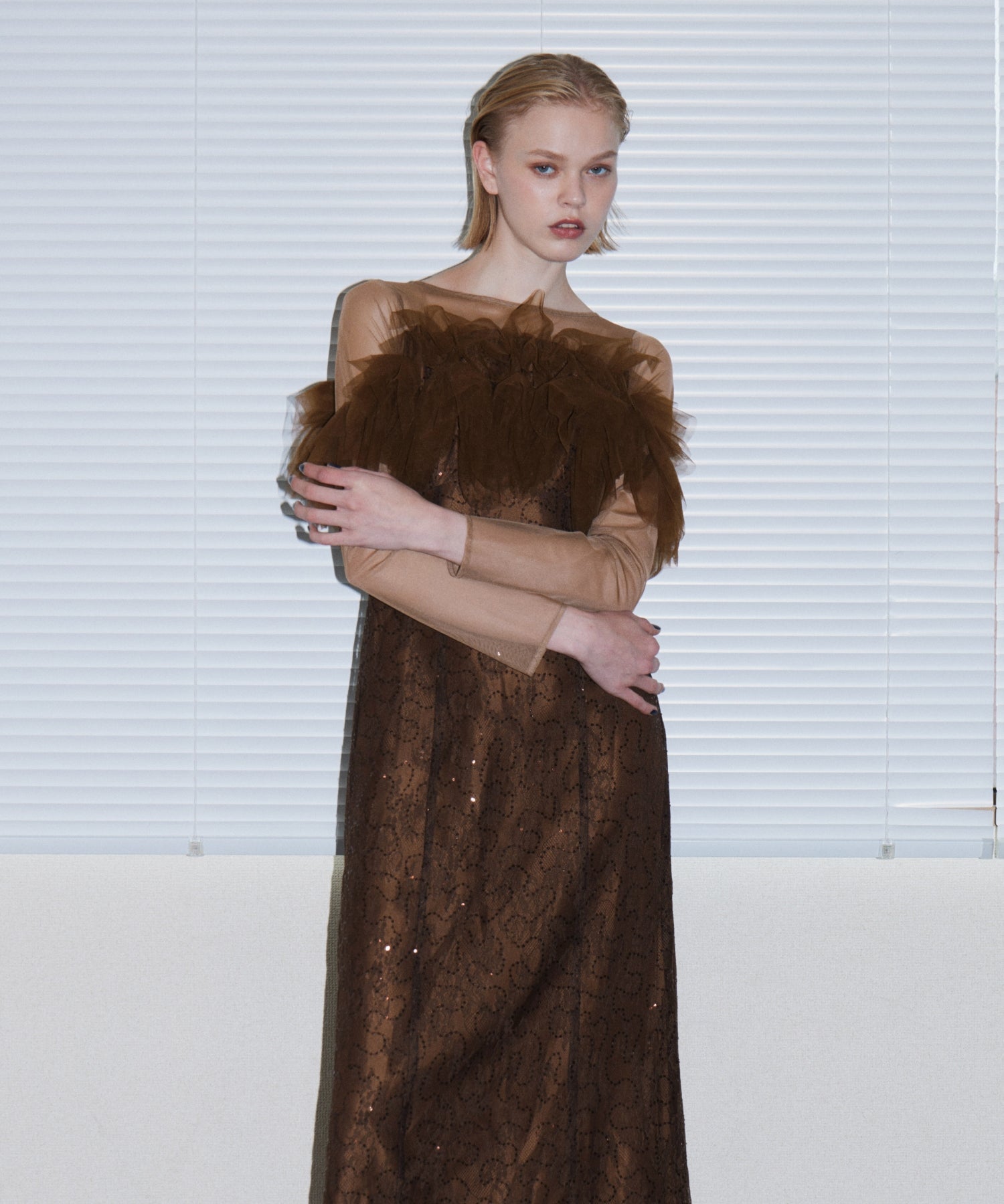 TULLE SPARKLE DRESS ブラウン 正面アップポーズ