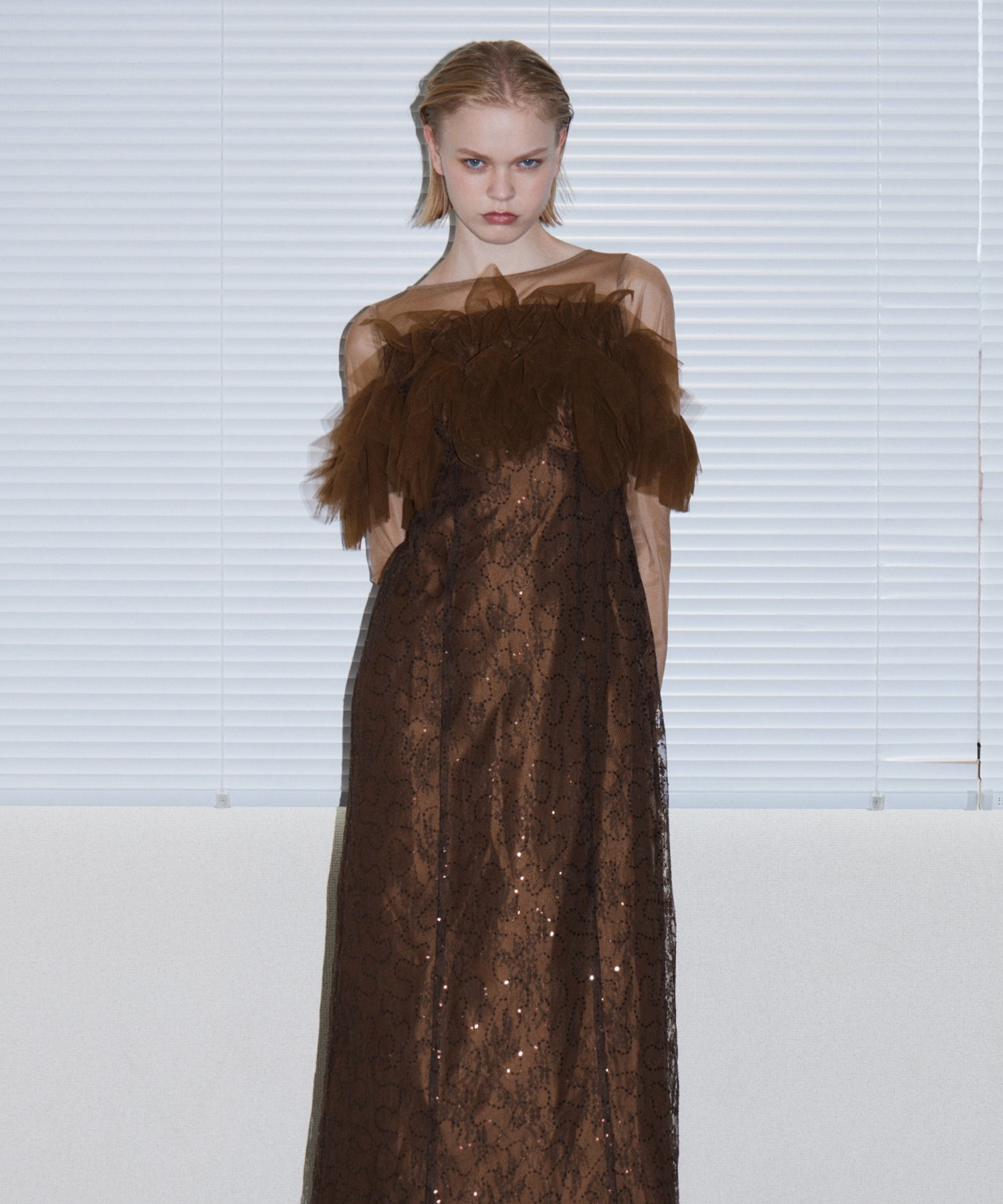 TULLE SPARKLE DRESS ブラウン 正面アップポーズ