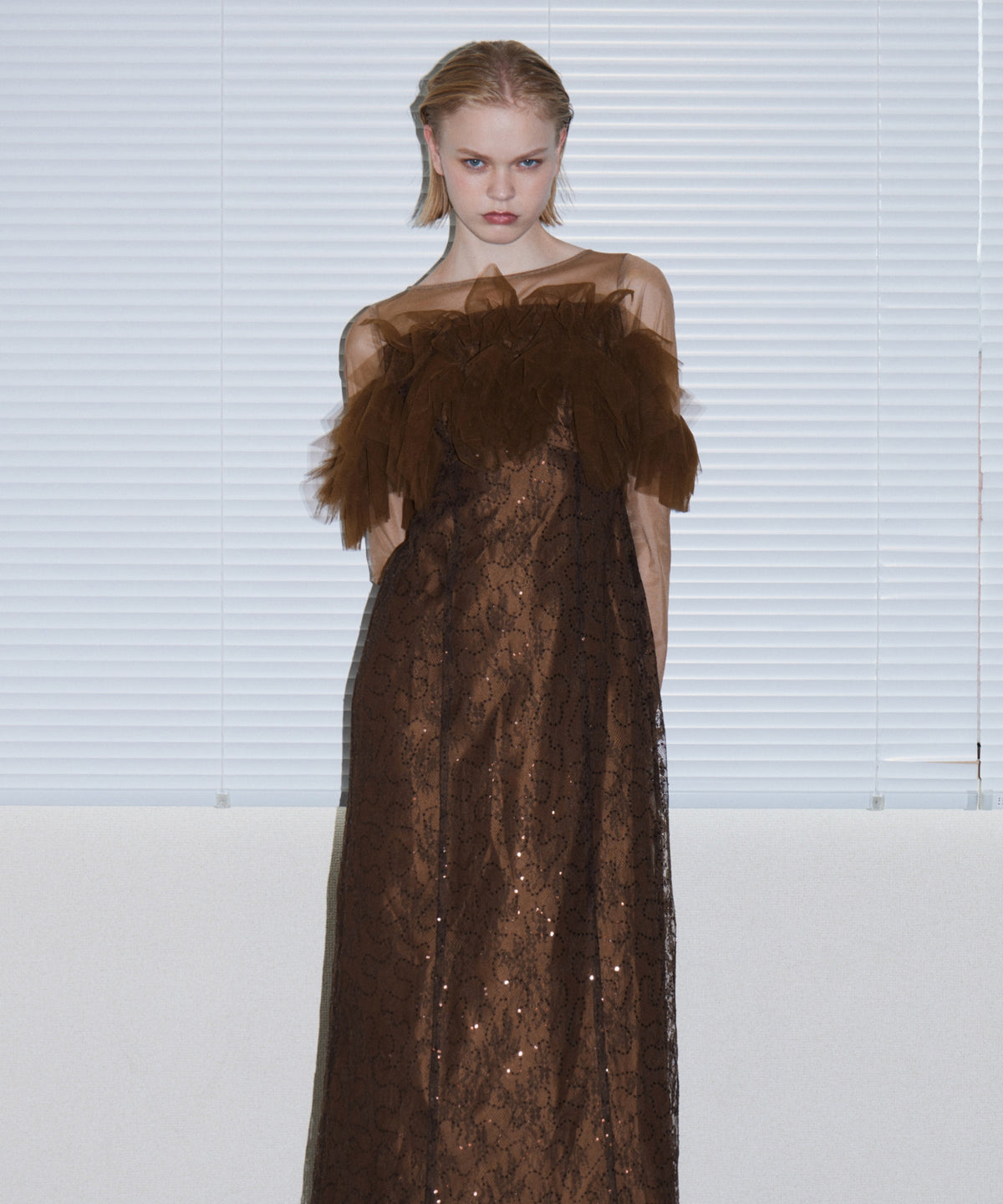 TULLE SPARKLE DRESS ブラウン 正面アップポーズ