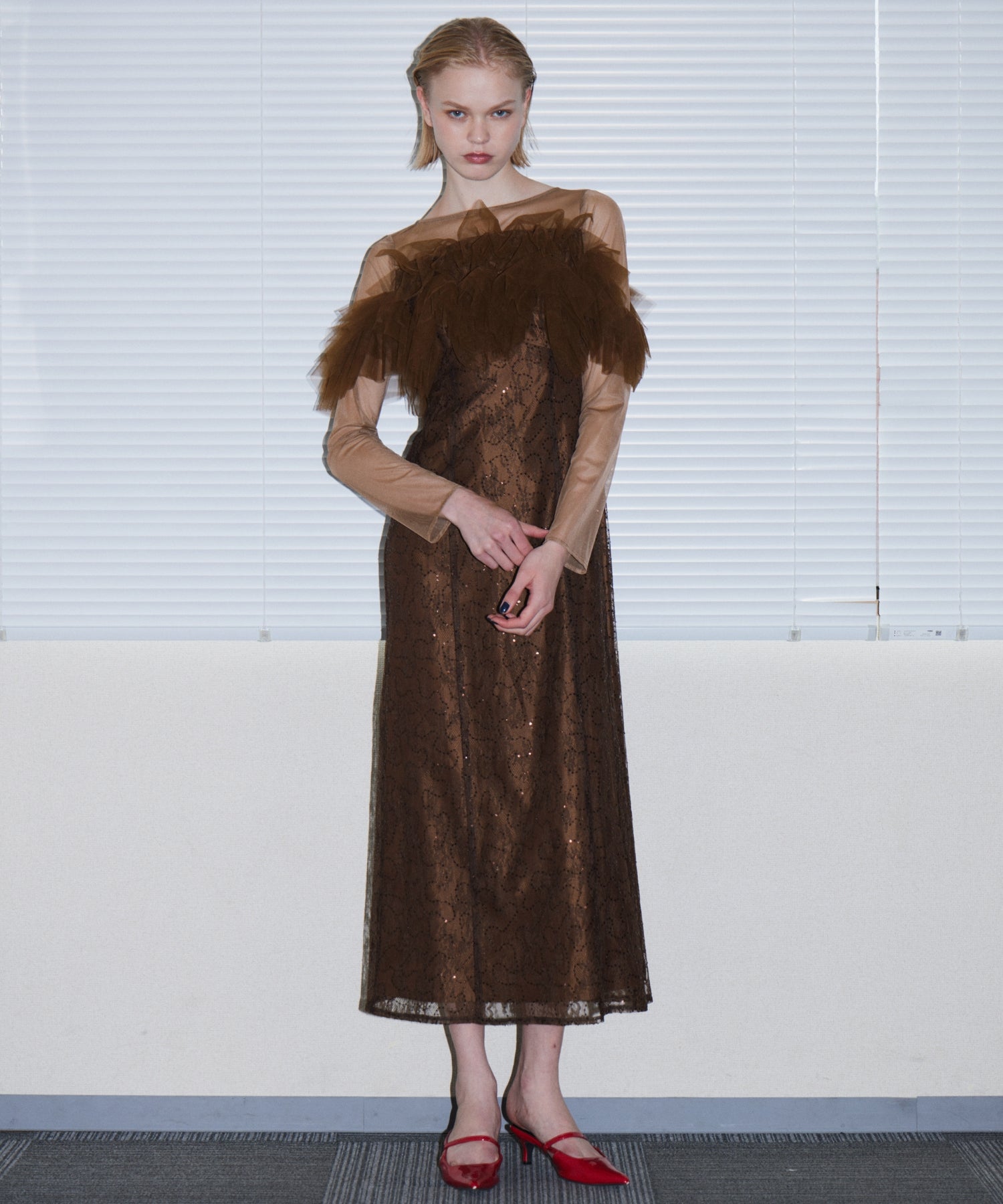 TULLE SPARKLE DRESS ブラウン 正面全身ポーズ