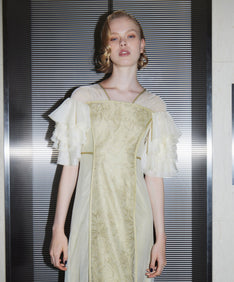 SPANGLE RUFFLE DRESS イエロー 正面アップポーズ