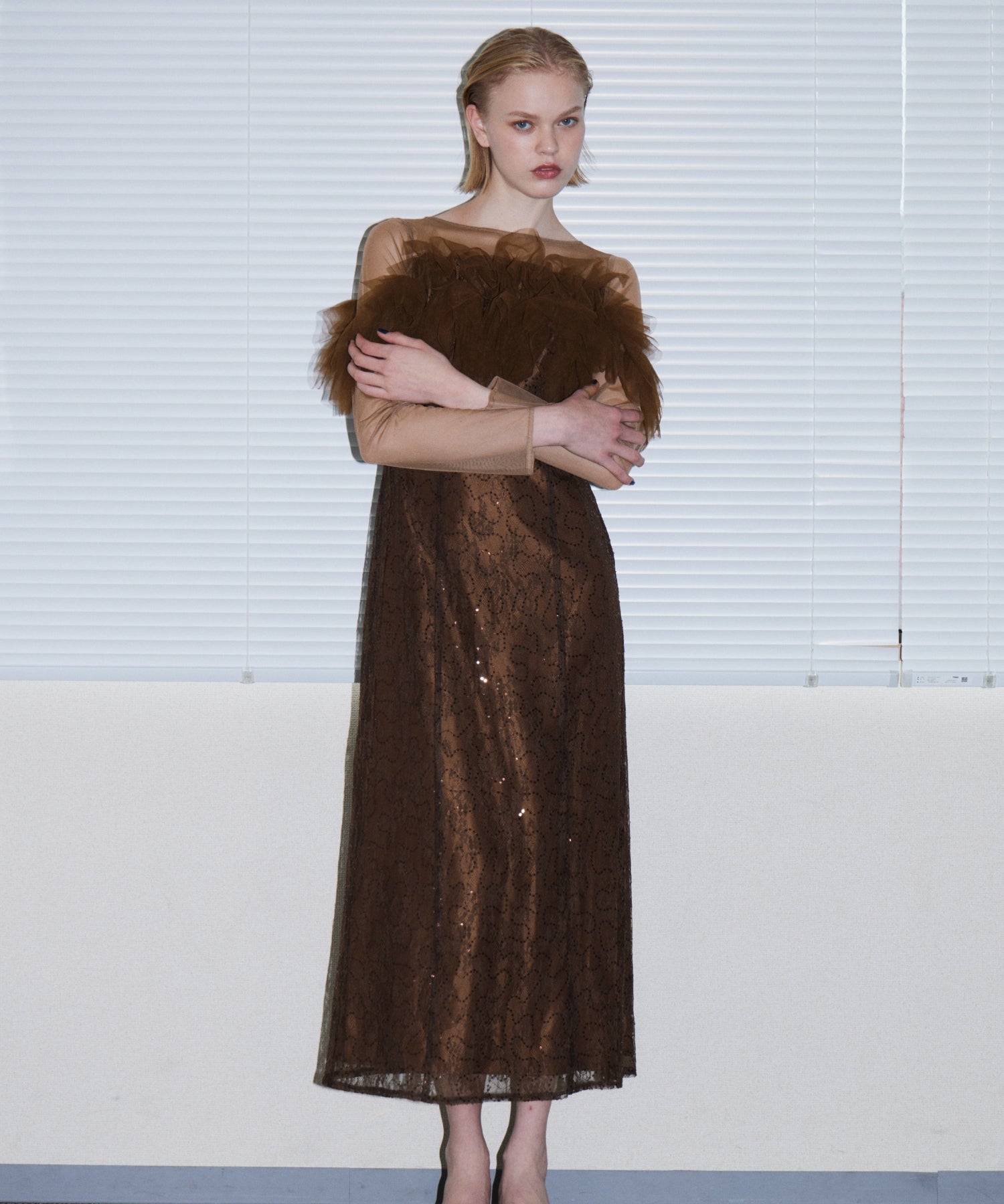 TULLE SPARKLE DRESS ブラウン 正面アップポーズ